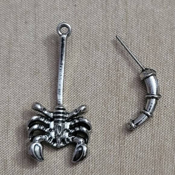Scorpion through ear illusion earrings - Picture 2 of 3
